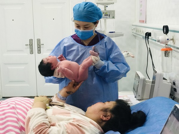 淮北市婦幼保健院產(chǎn)房蛇年新春的第一聲啼哭，不僅宣告了新生命的誕生，更傳遞了無(wú)限的希望與喜悅，而醫(yī)護(hù)人員們用她們的堅(jiān)守和奉獻(xiàn)，守護(hù)著每一個(gè)新生命的到來(lái)。.jpg