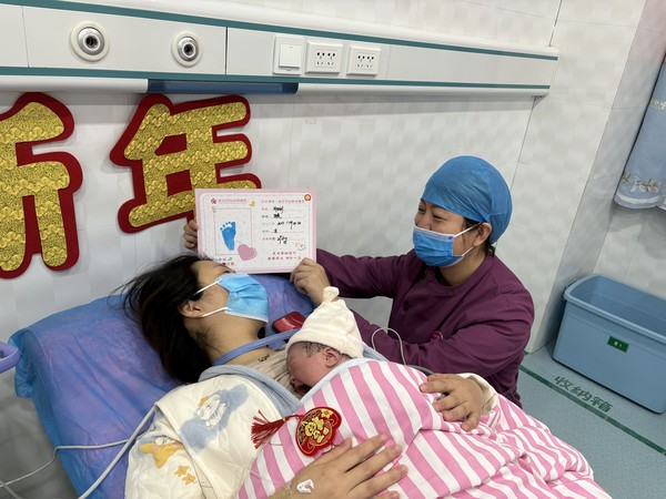 新年鐘聲猶在耳，靈蛇寶寶來(lái)報(bào)喜。1月29日是農(nóng)歷蛇年正月初一，凌晨4時(shí)50分，淮北市婦幼保健院產(chǎn)房?jī)?nèi)傳來(lái)了一陣清脆而響亮的啼哭聲——第一位靈蛇寶寶降生了。分娩沒(méi)有暫停鍵，淮北婦幼人堅(jiān)守崗位，確保每一個(gè)新生命能夠安全、健康地降臨到這個(gè)世界，這也淮北市婦幼保健院最喜慶的“年味”。.jpg